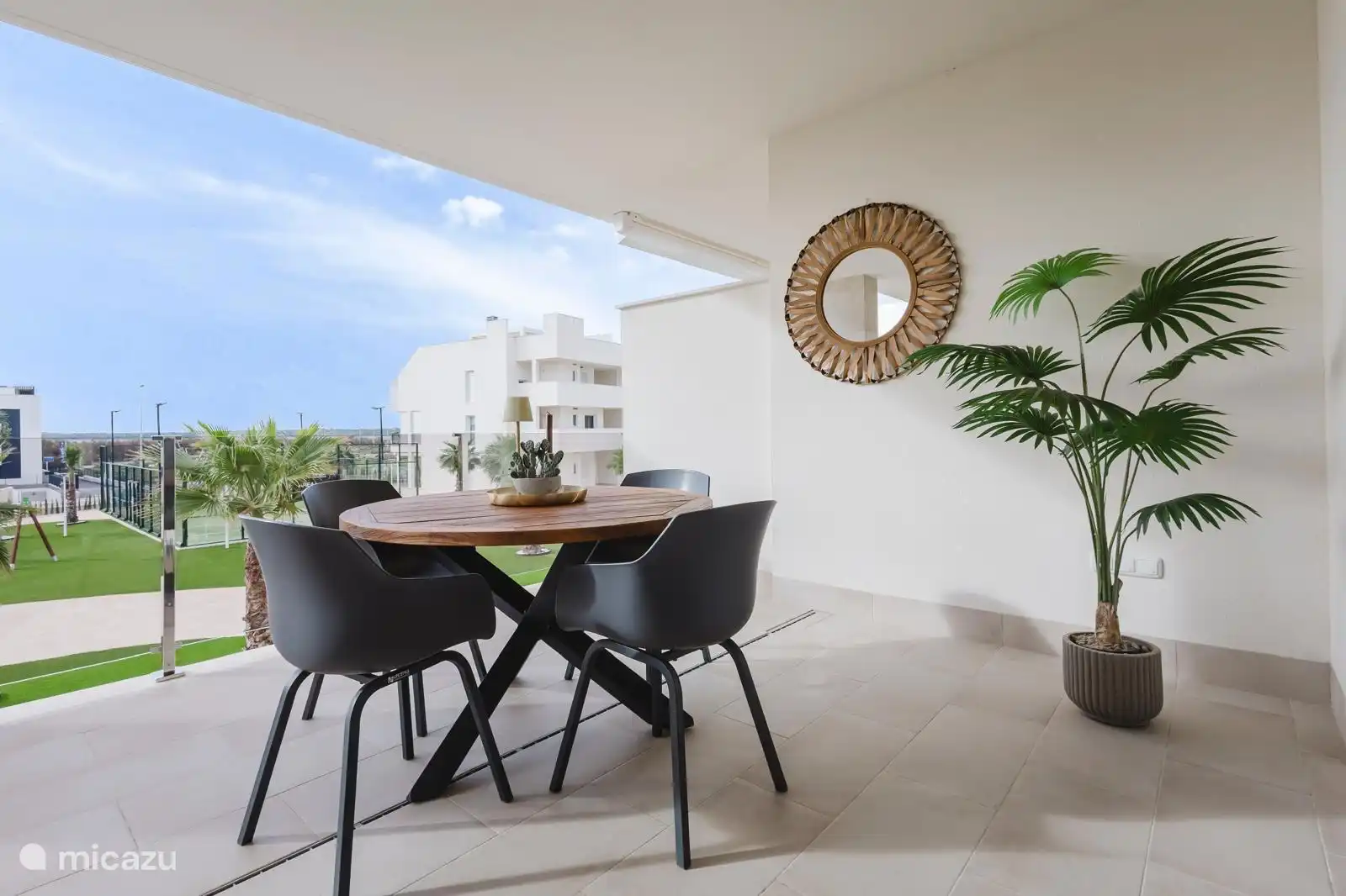 Tuintafel op het grote balkon 