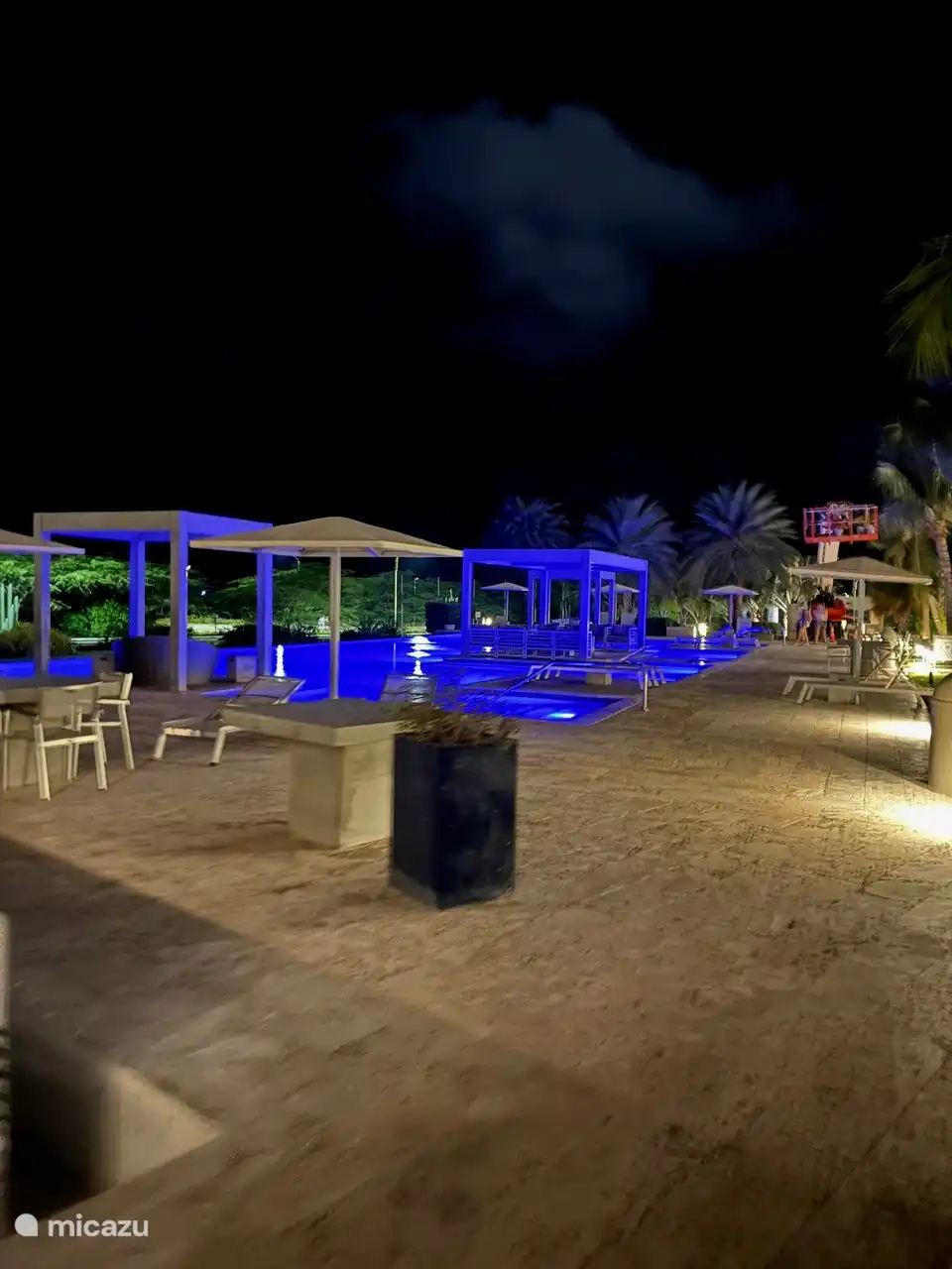 Jardines y piscinas azules