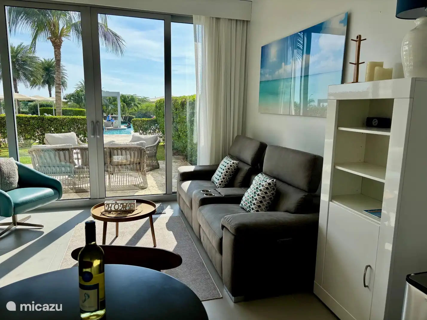 Sala de estar con gran TV por cable y vistas a los jardines y a la playa Eagle