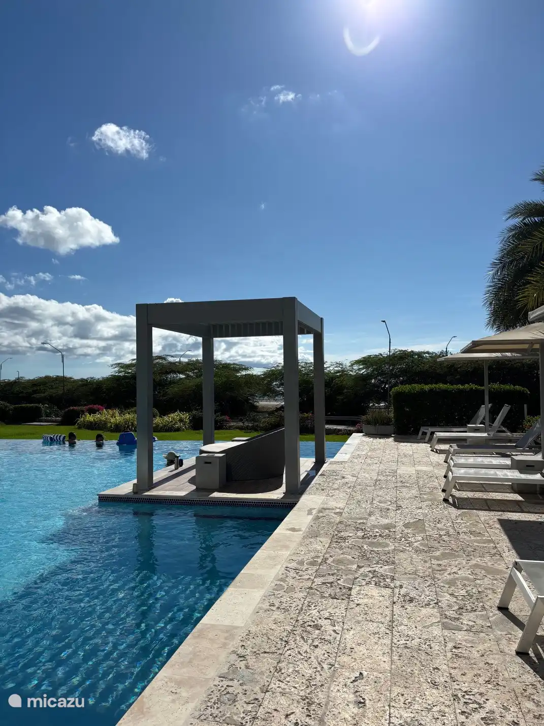 Jardines y piscinas azules