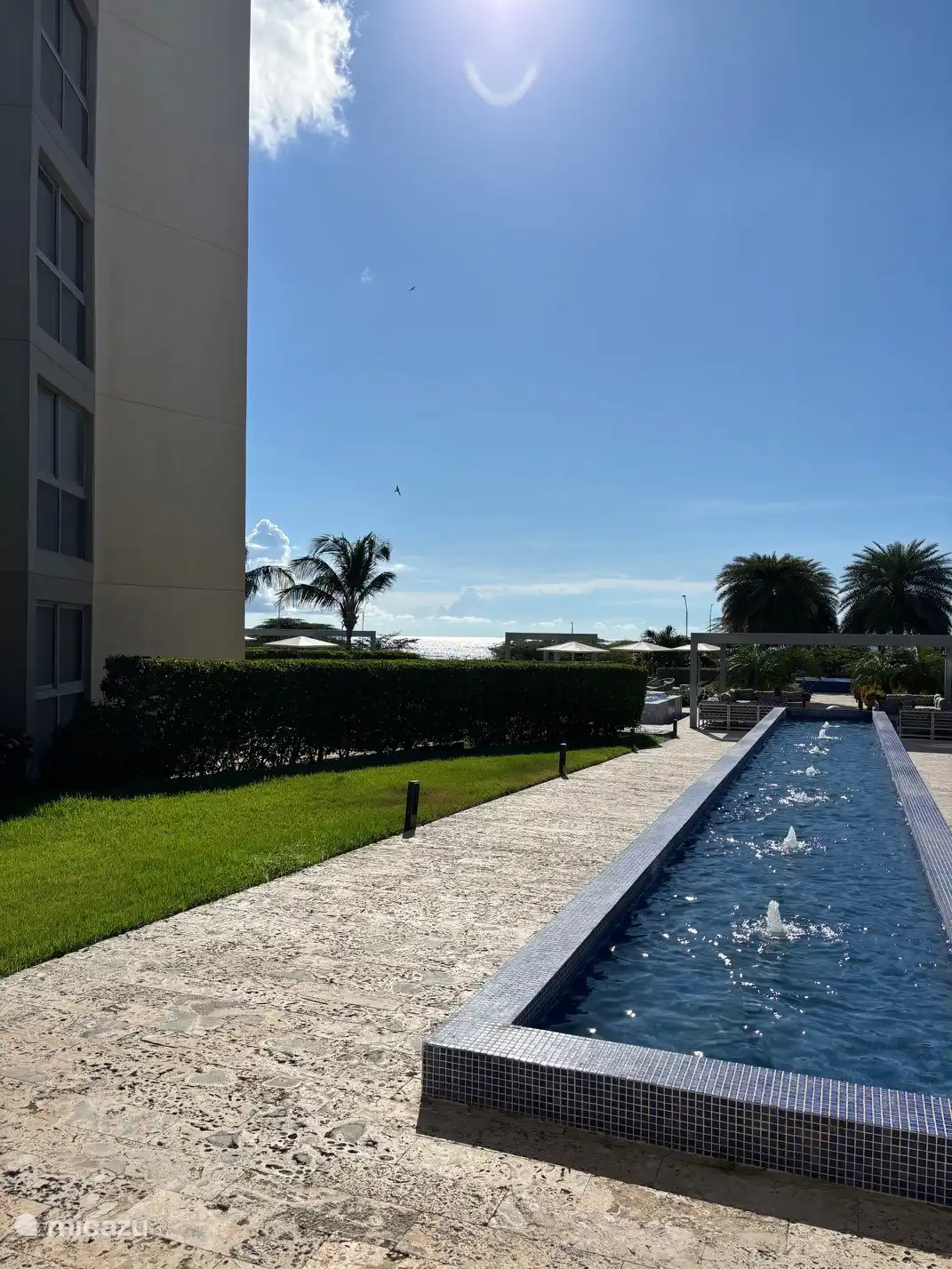 Jardines y piscinas azules