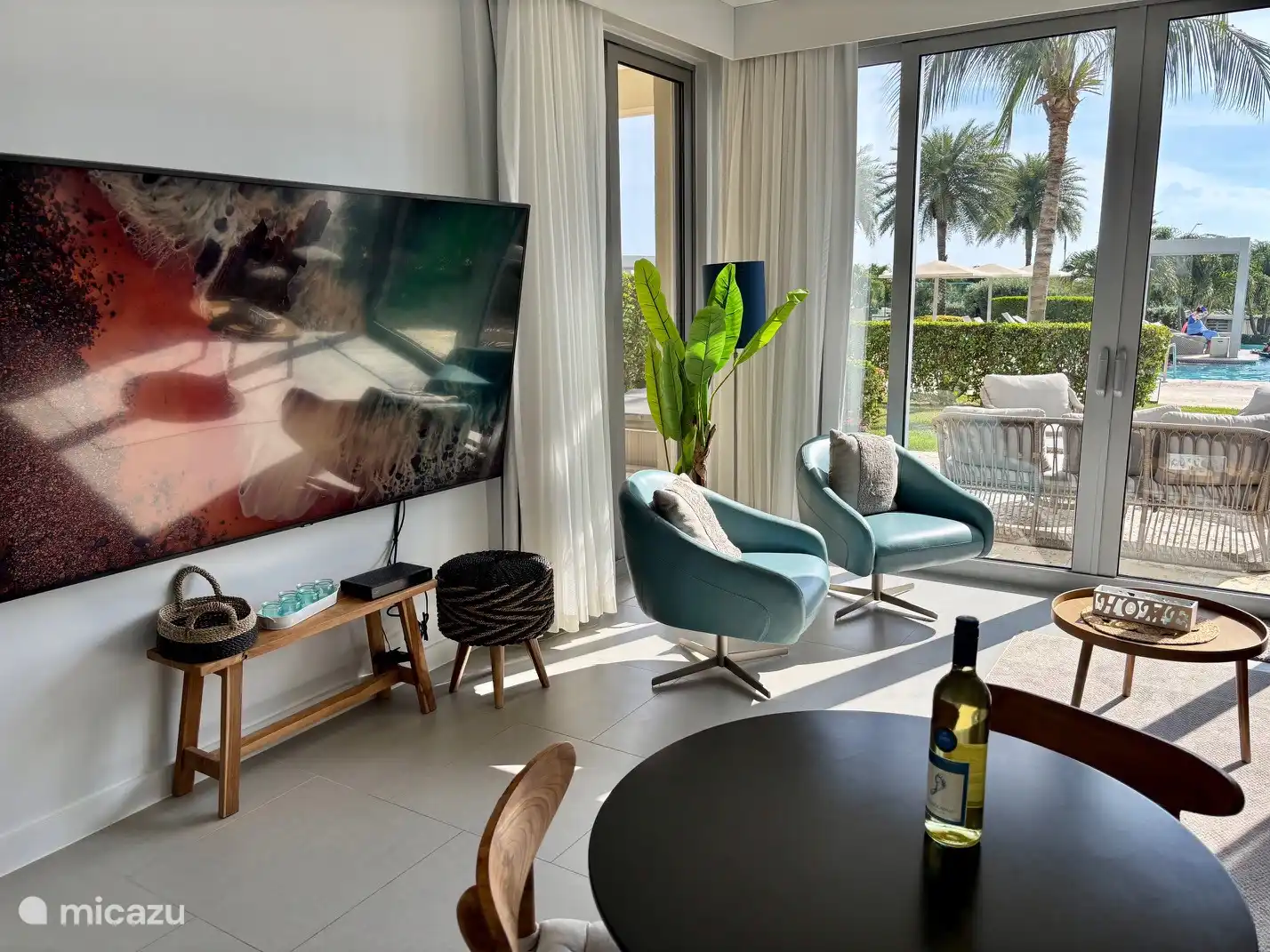Sala de estar con gran TV por cable y vistas a los jardines y a la playa Eagle