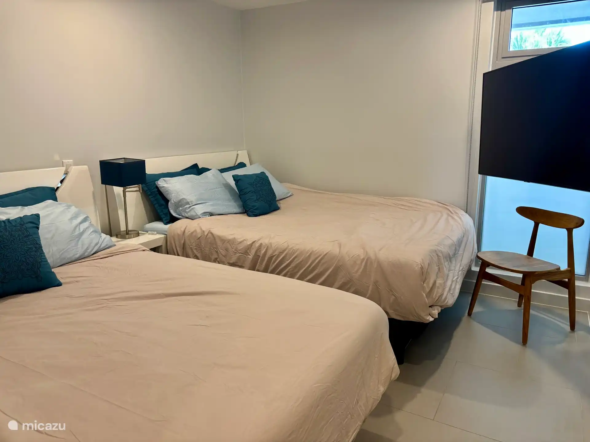 dormitorio con dos camas queen 