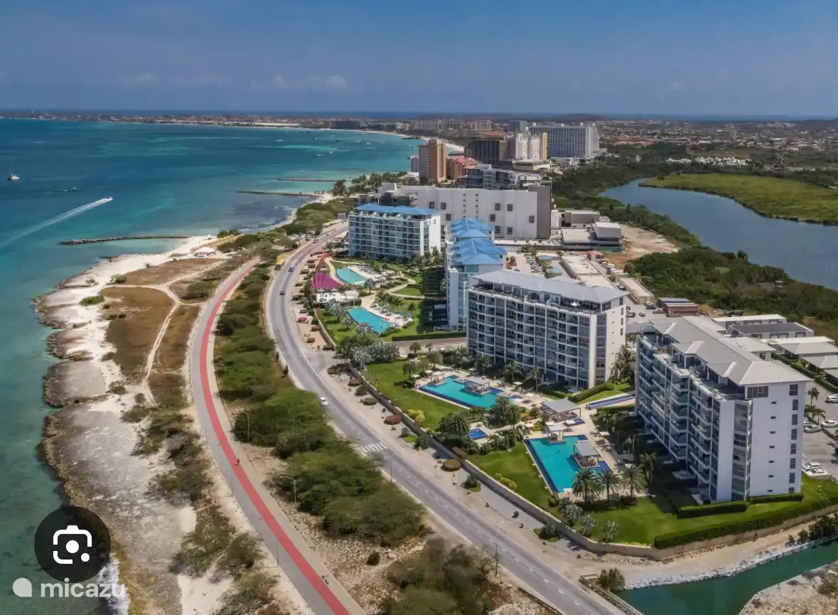Apartamento azul con dos piscinas en la playa del Águila