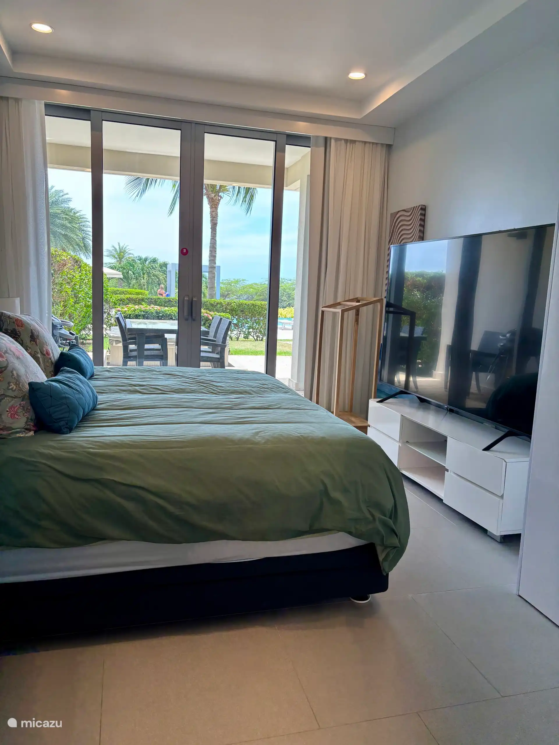 dormitorio principal con hermosas vistas y televisión por internet