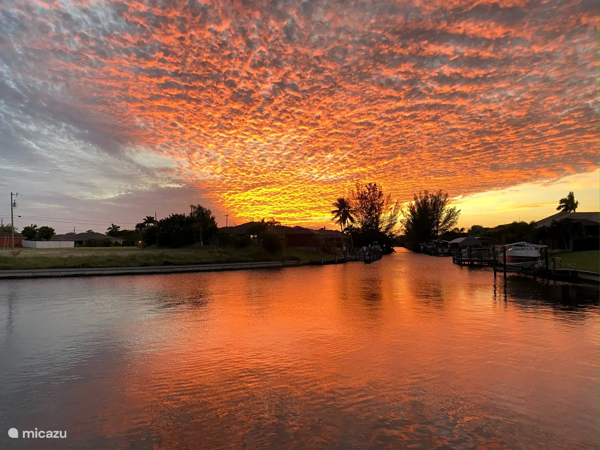 Sonnenuntergang hinter dem Haus