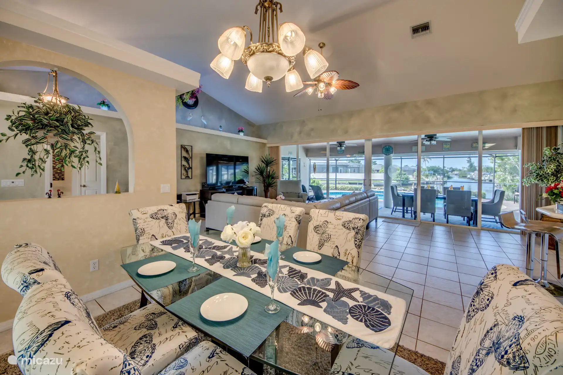 Esszimmer mit Blick ins Wohnzimmer