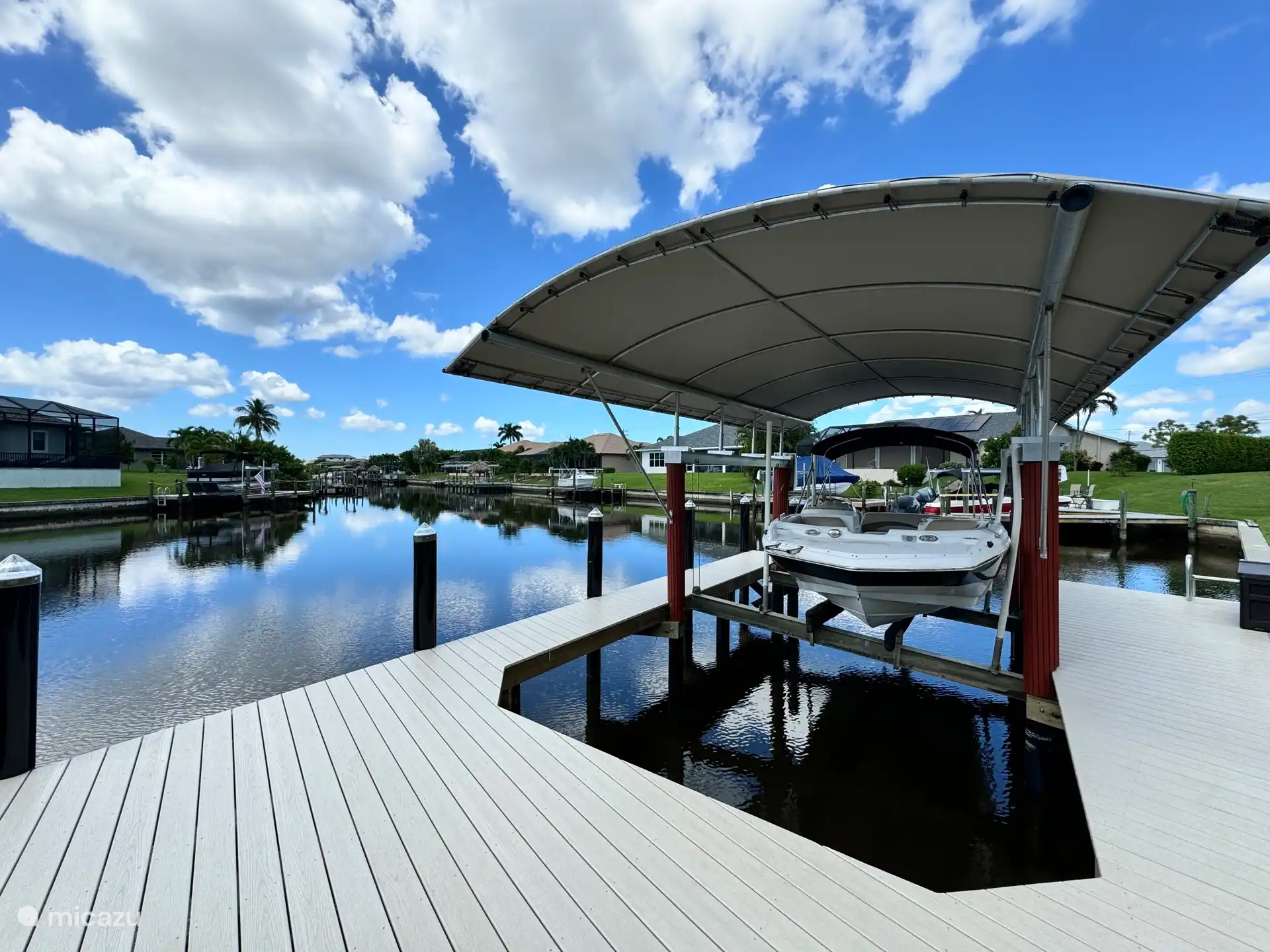 Boot mit Bootsdock direkt hinter dem Haus
