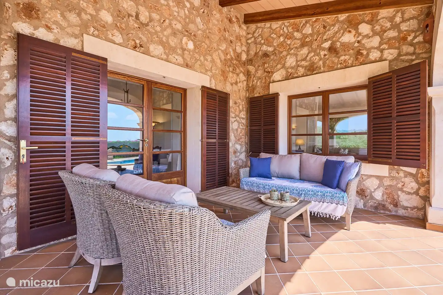 Sitz unter der Veranda