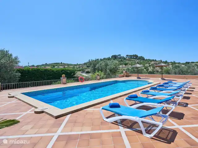 Villa Es Pujolet en España, Mallorca, Santanyí - finca Piscina y hamacas