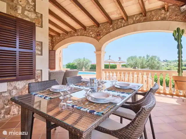Villa Es Pujolet en España, Mallorca, Santanyí - finca mesa de comedor al aire libre