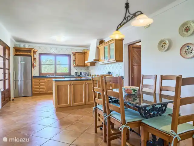 Villa Es Pujolet en España, Mallorca, Santanyí - finca mesa de comedor y cocina