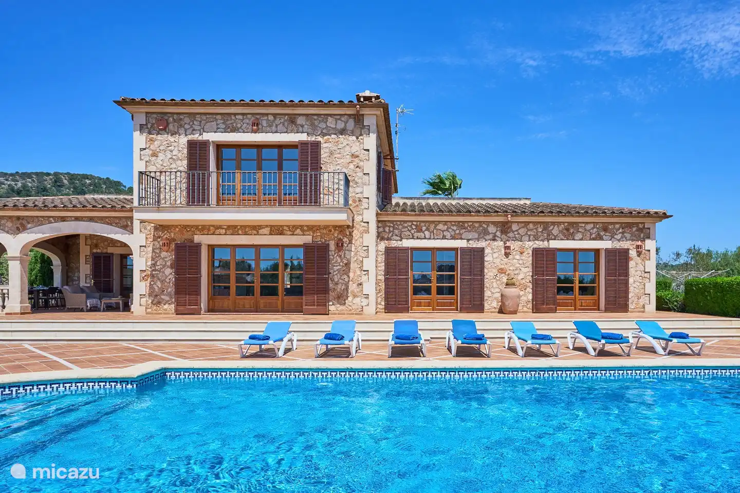 Sonnenliegen am Pool