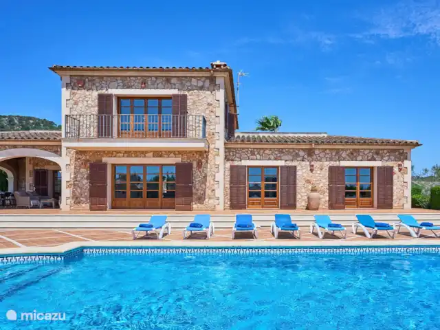 Villa Es Pujolet en España, Mallorca, Santanyí - finca Tumbonas junto a la piscina