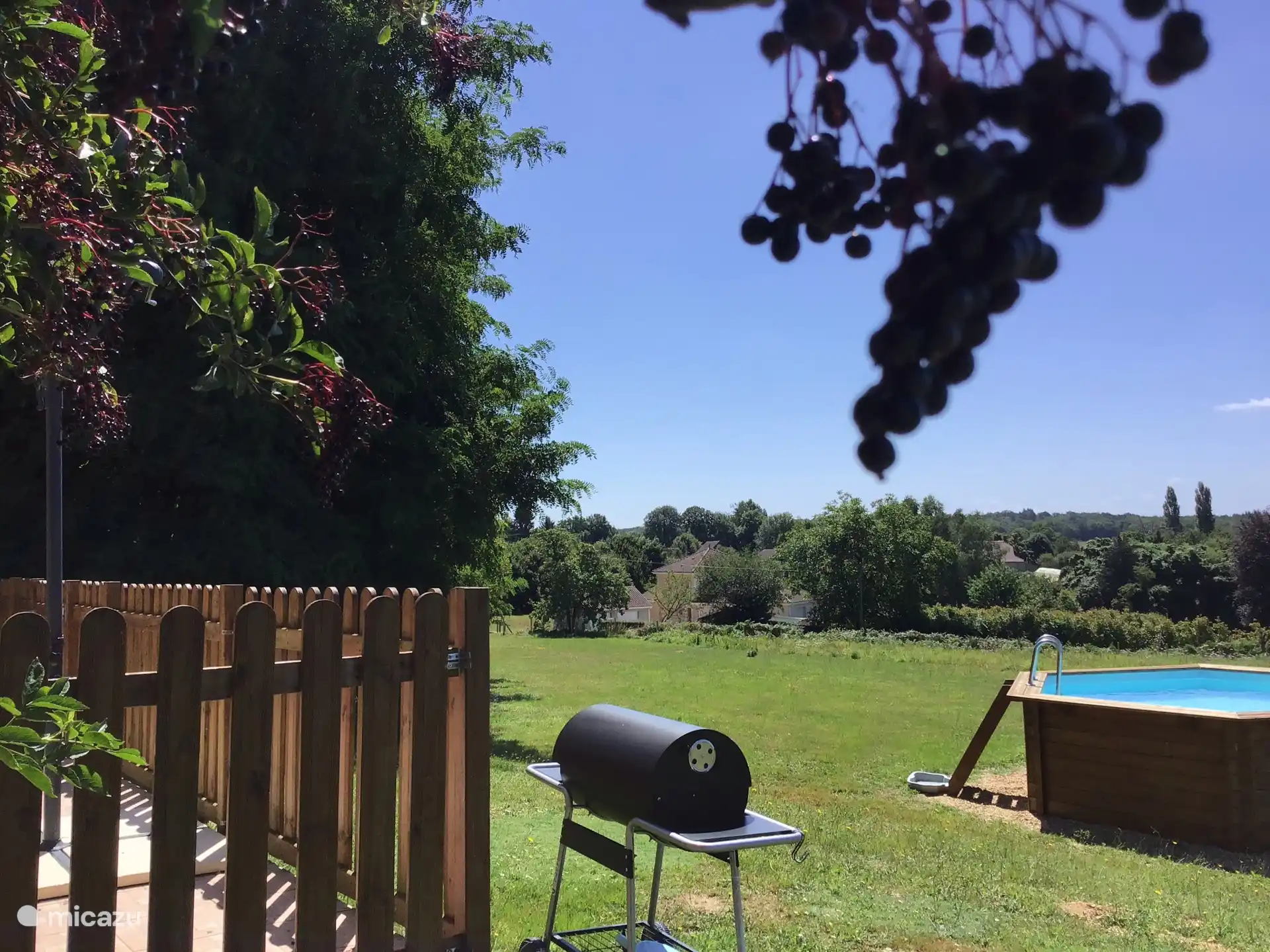 BBQ et petite piscine privée.
La terrasse est clôturée et de là, vous entrez dans le grand jardin de 20 000 m2.