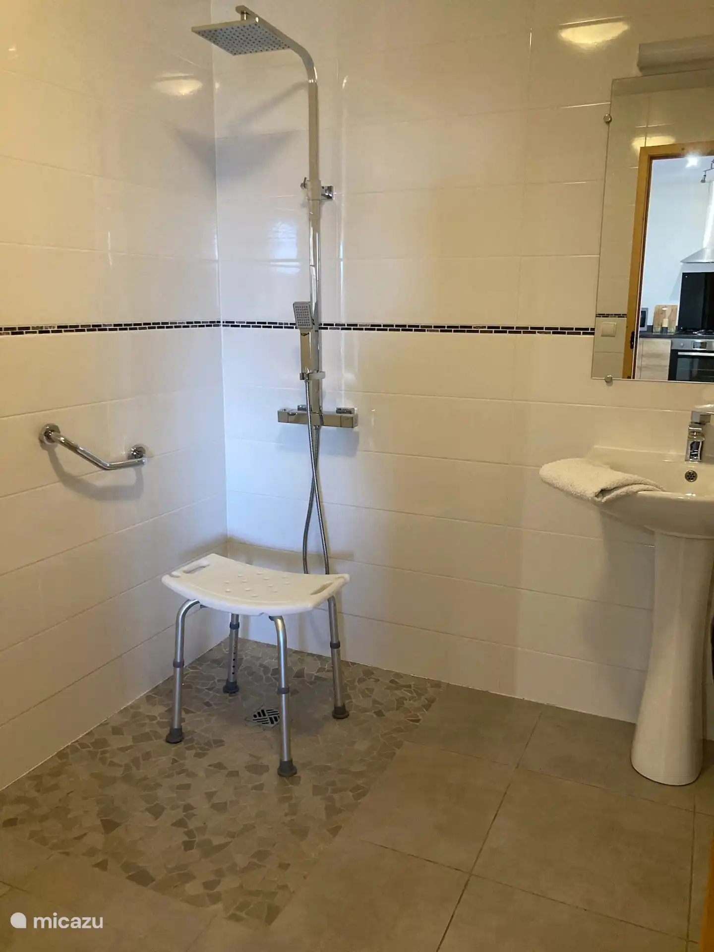 1e Badkamer met Douche à l’italienne, wastafel en toilet, rolstoelvriendelijk.