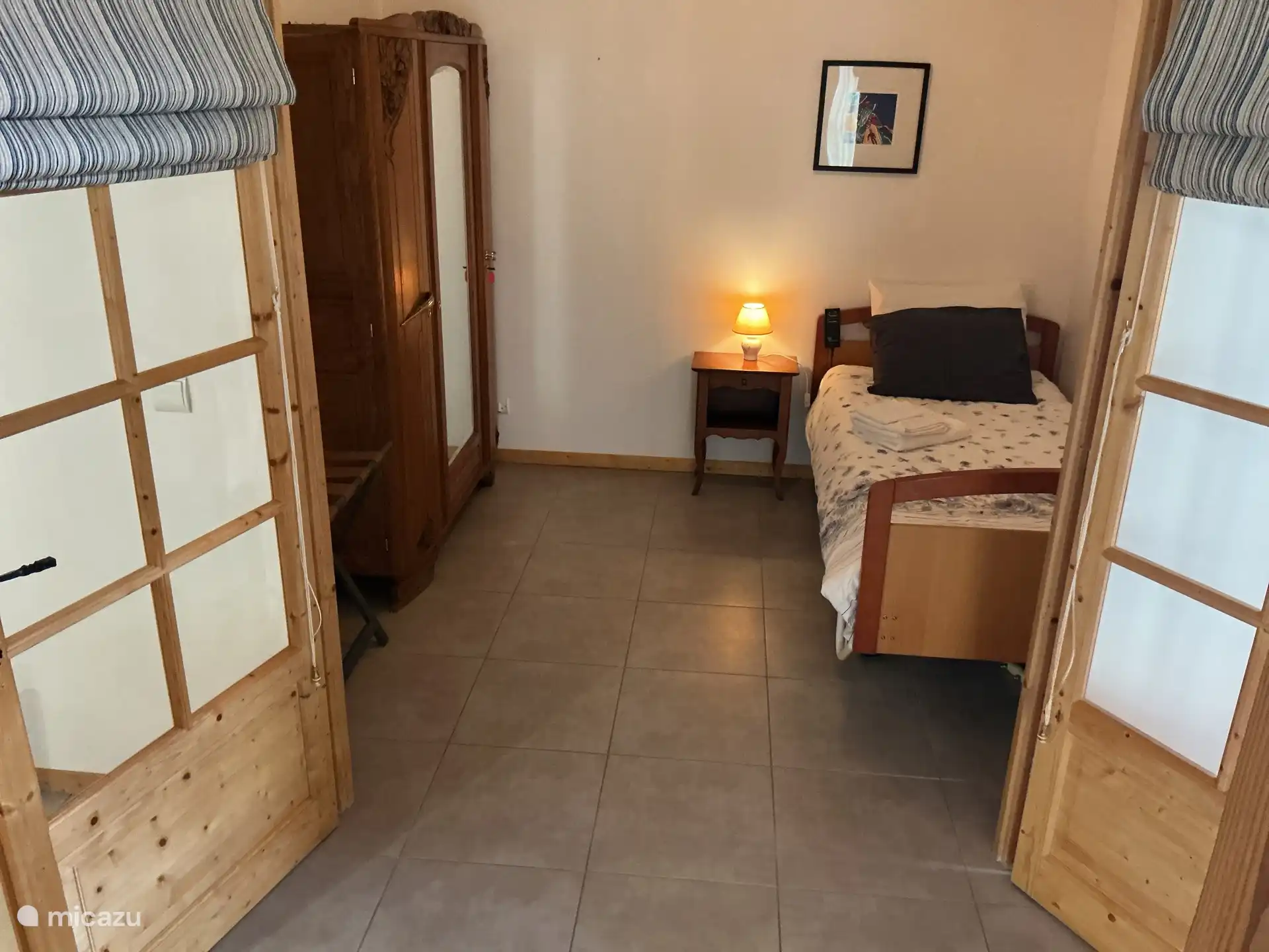 La quatrième chambre est optionnelle et dispose d’un lit haut-bas pour une personne. Nous pouvons y mettre un perroquet et des clôtures de sécurité si besoin.