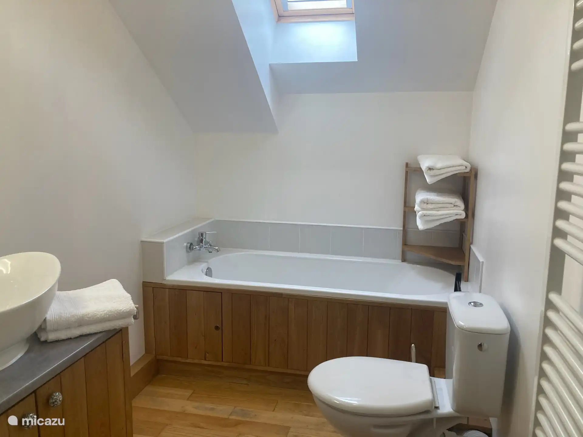 2e Badkamer met ligbad, douchecabine, wastafel en toilet.
