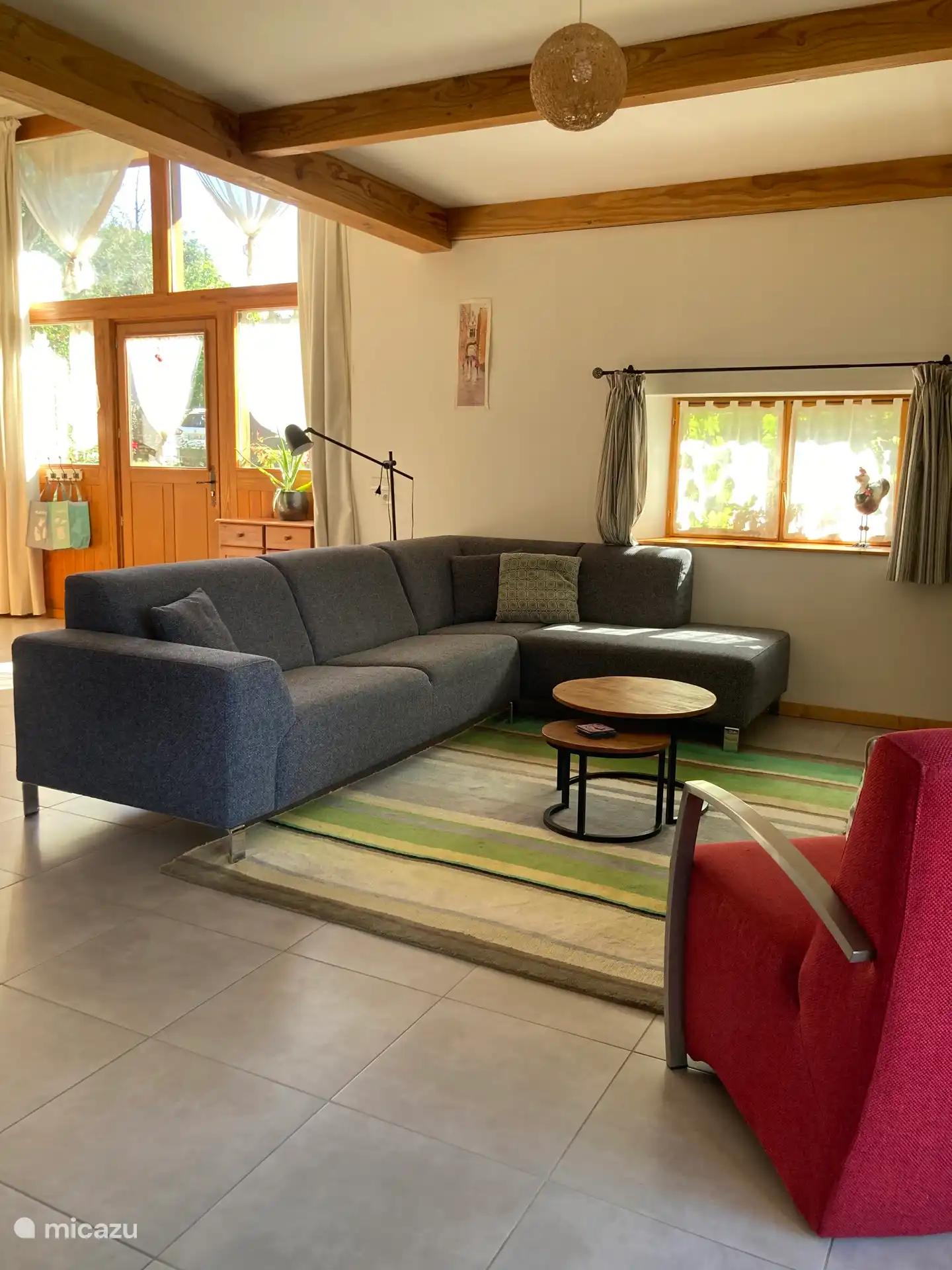 Salon spacieux, pièce lumineuse 