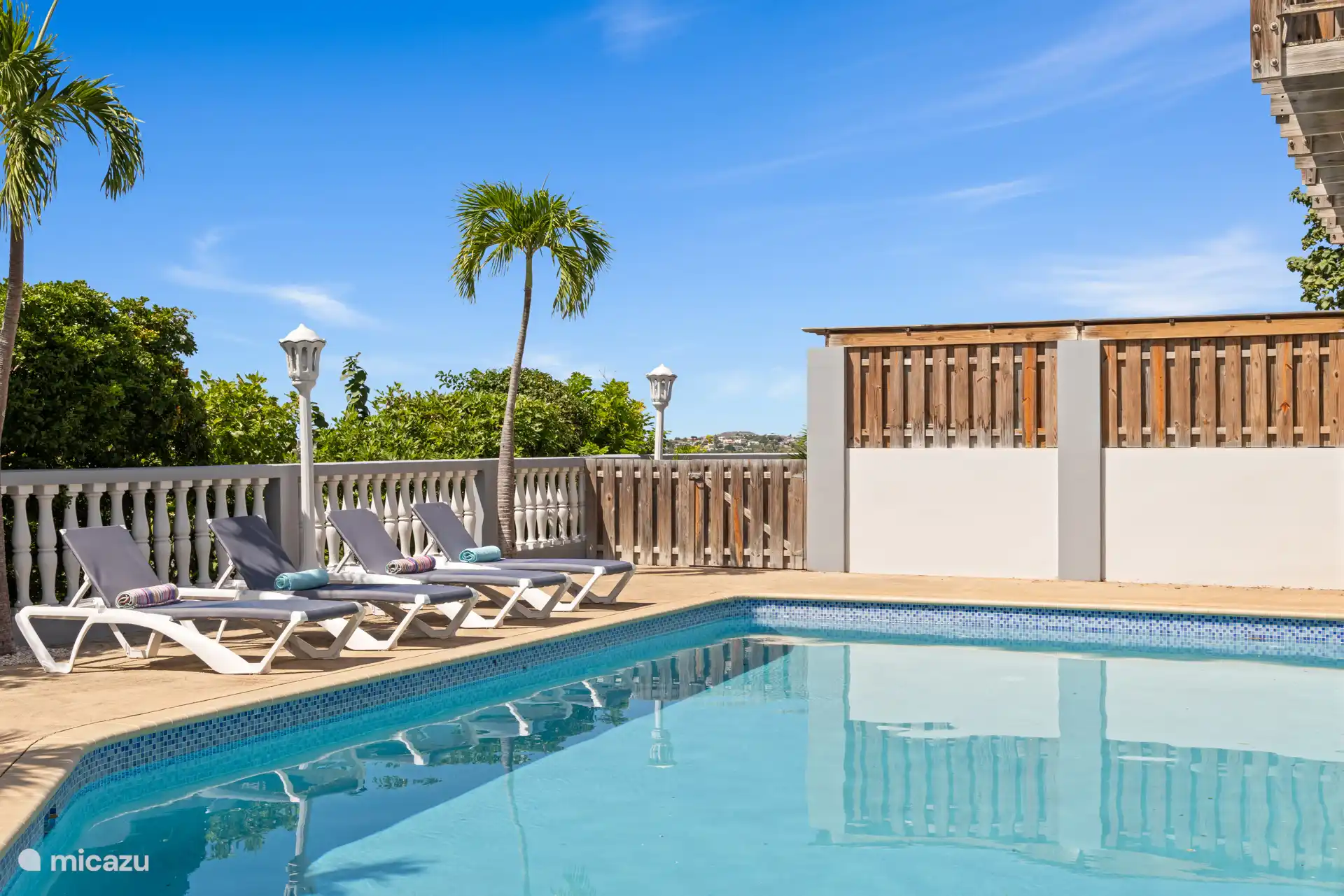 The spacious swimming pool with sunbeds