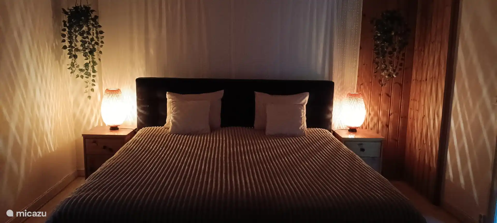 Slaapkamer met kingsize bed.