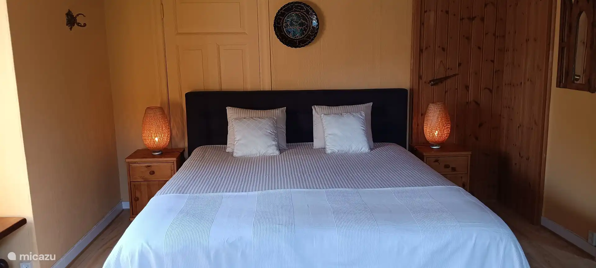 Geräumiges Schlafzimmer für 2 Personen mit Kingsize-Bett.