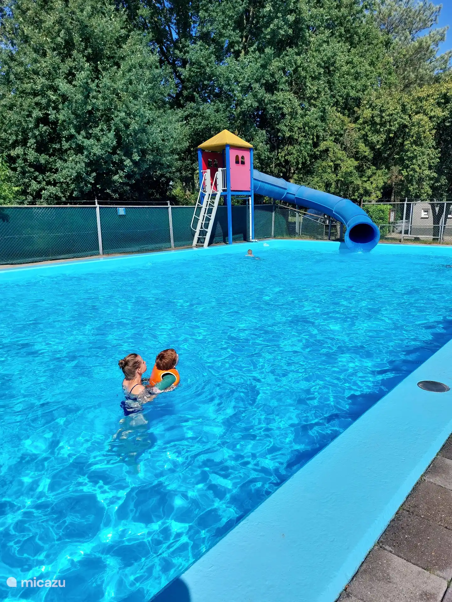 In den Sommermonaten ist das Schwimmbad kostenlos genutzt