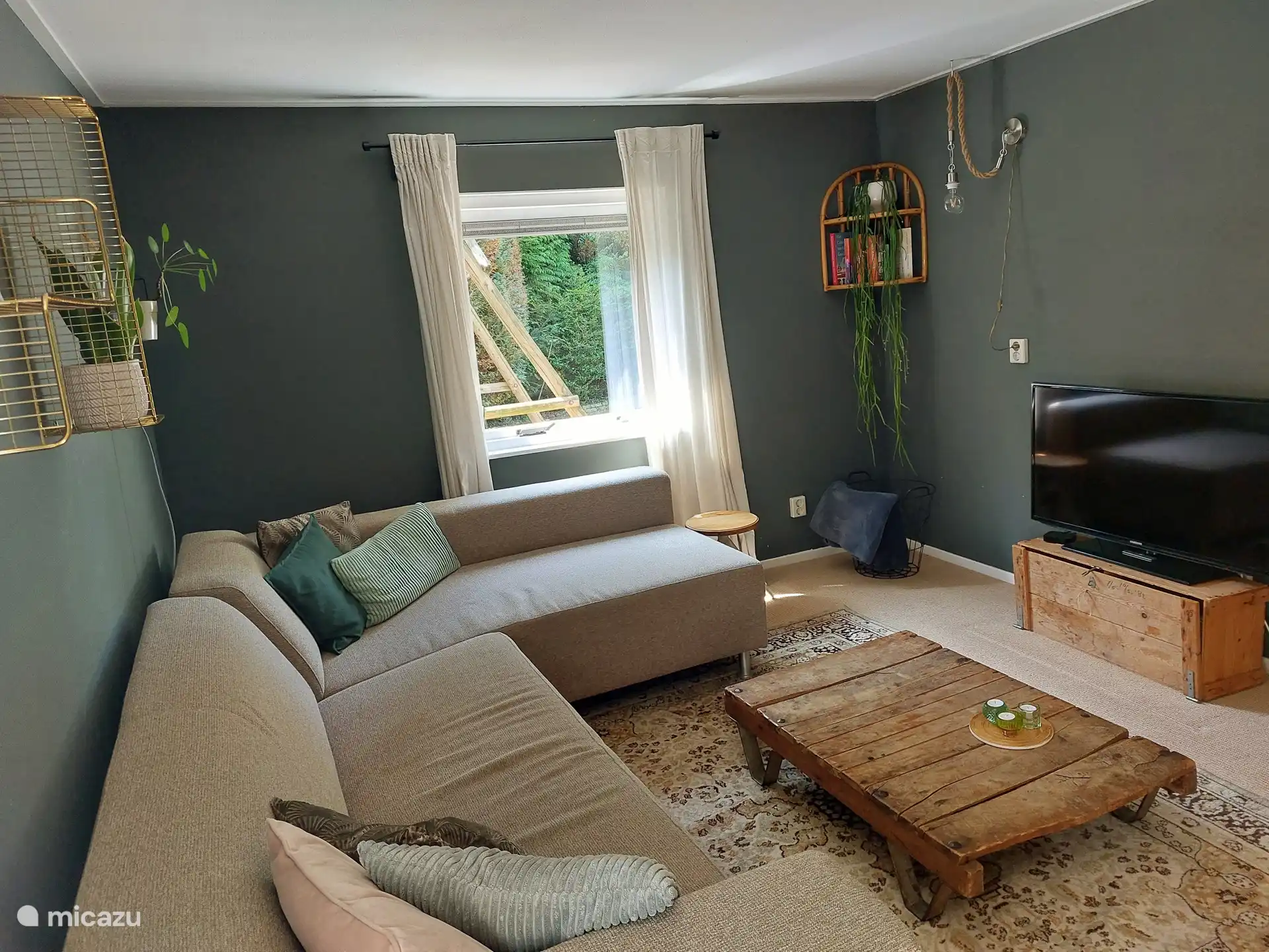 Sitzecke mit TV, Kabelfernsehen mit Chromecast und Apple TV