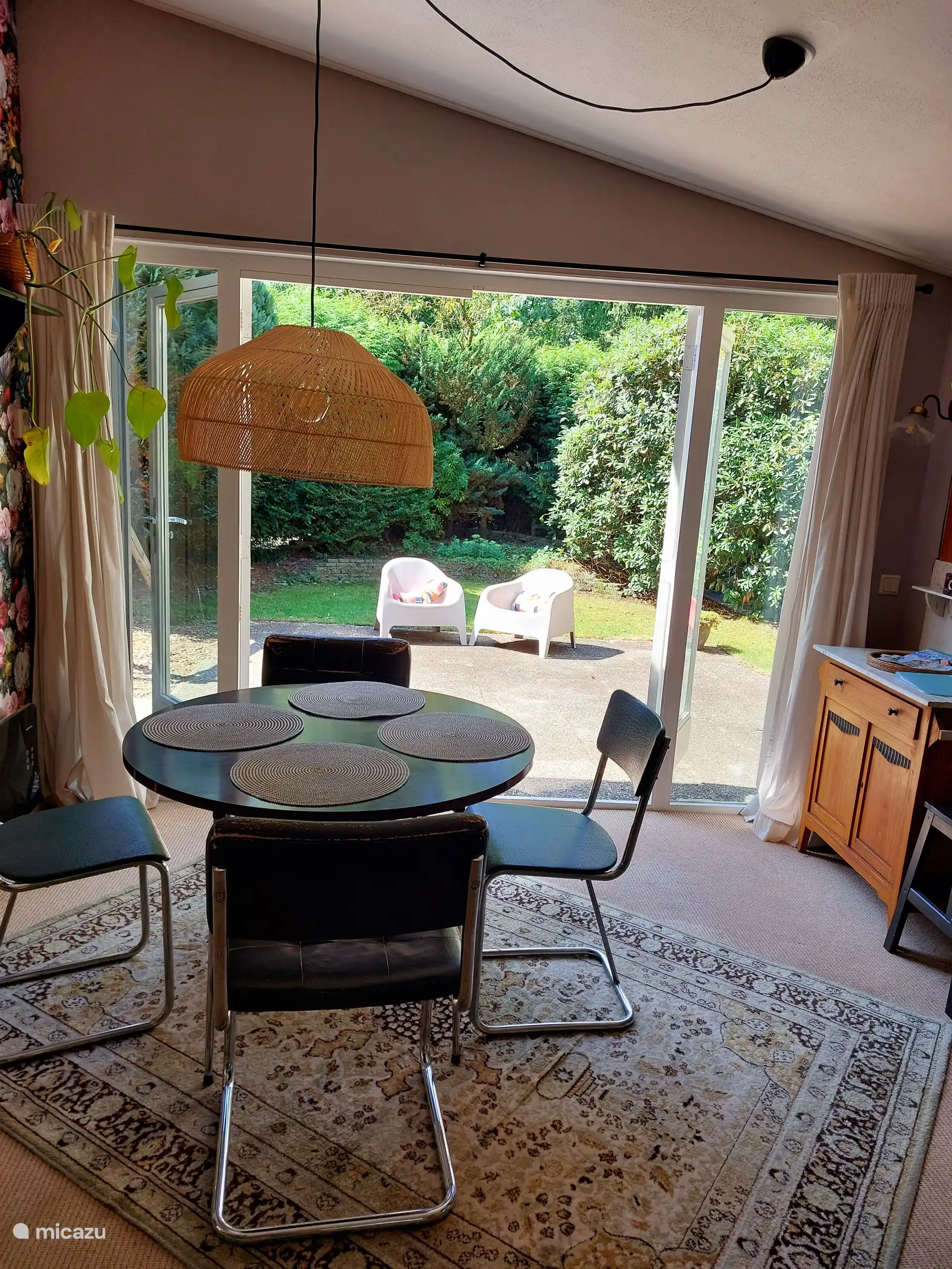 Speisesaal mit schöner Aussicht und Terrassentüren