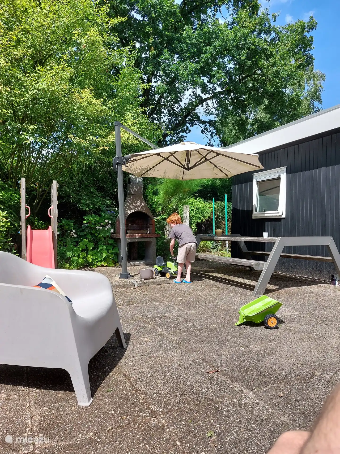 Herumalbern im ganzen geräumigen Garten