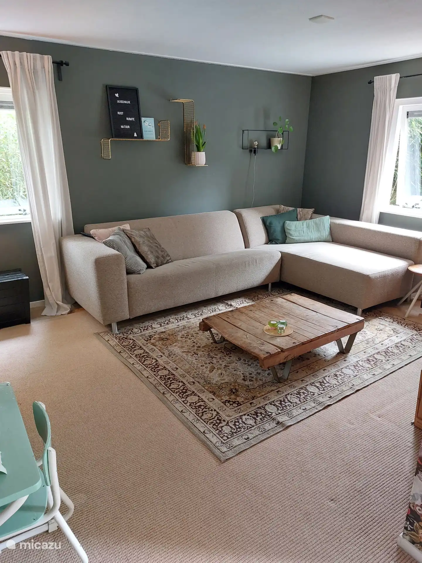 Geräumiges Sofa mit vielen Spielzeugen (in Schränken) in der Nähe