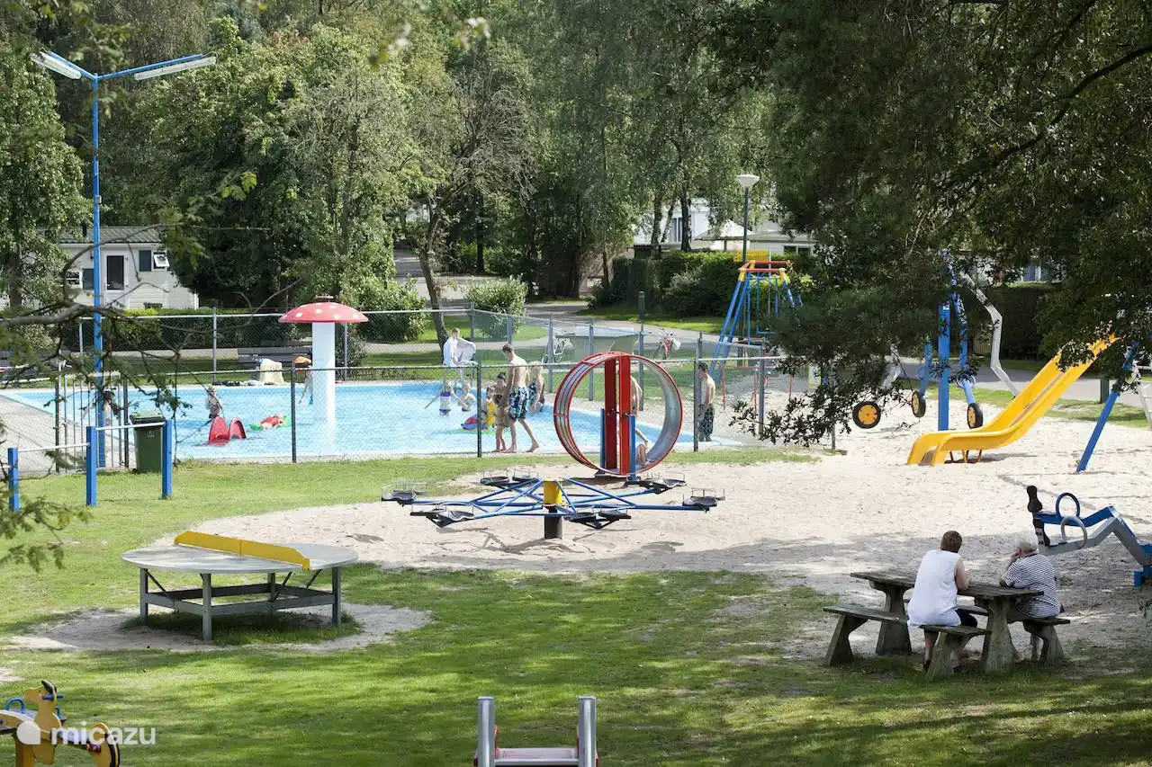 Schöner Spielplatz und Schwimmbad, das Sie im Park kostenlos nutzen können