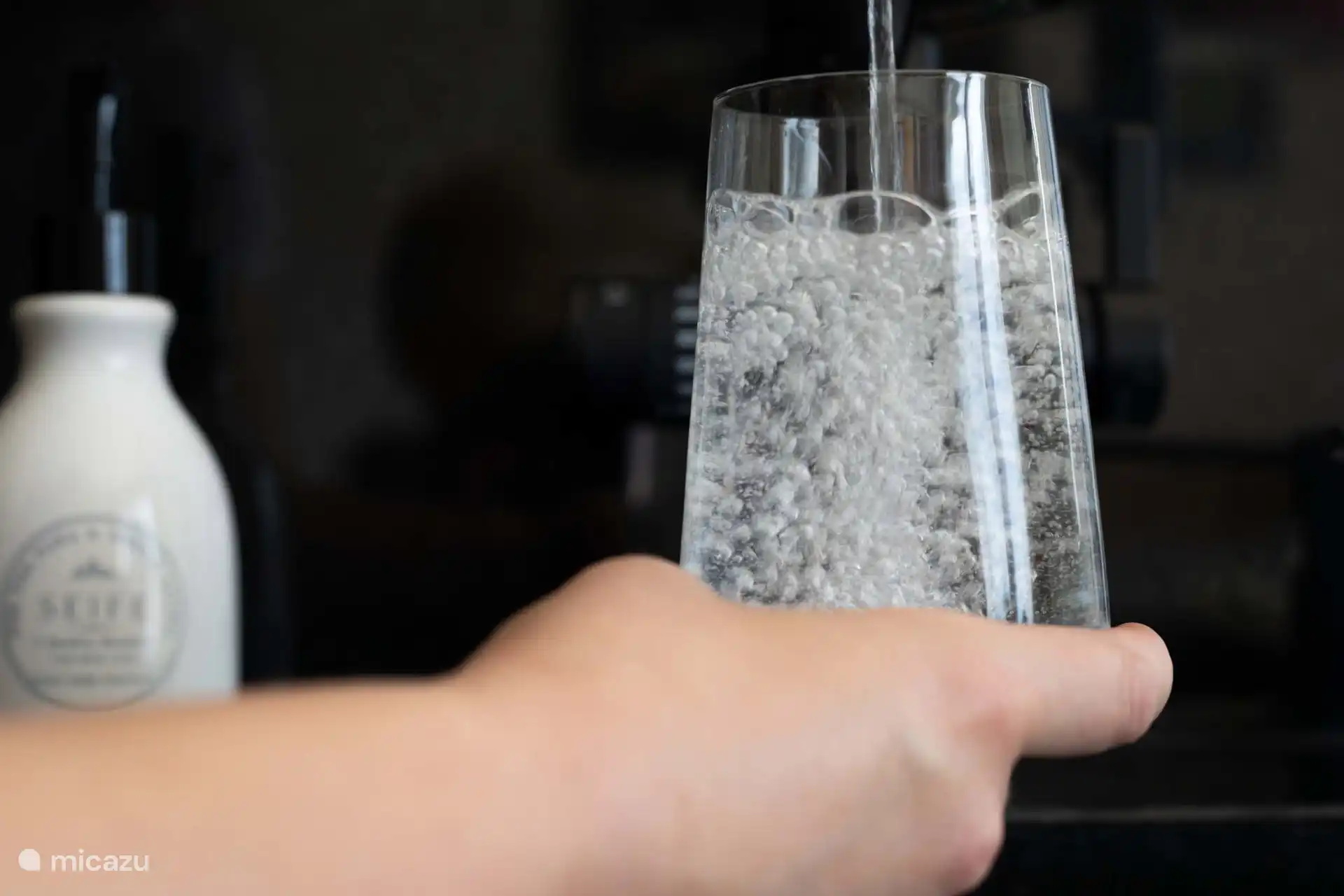 Sparkling water dispenser
