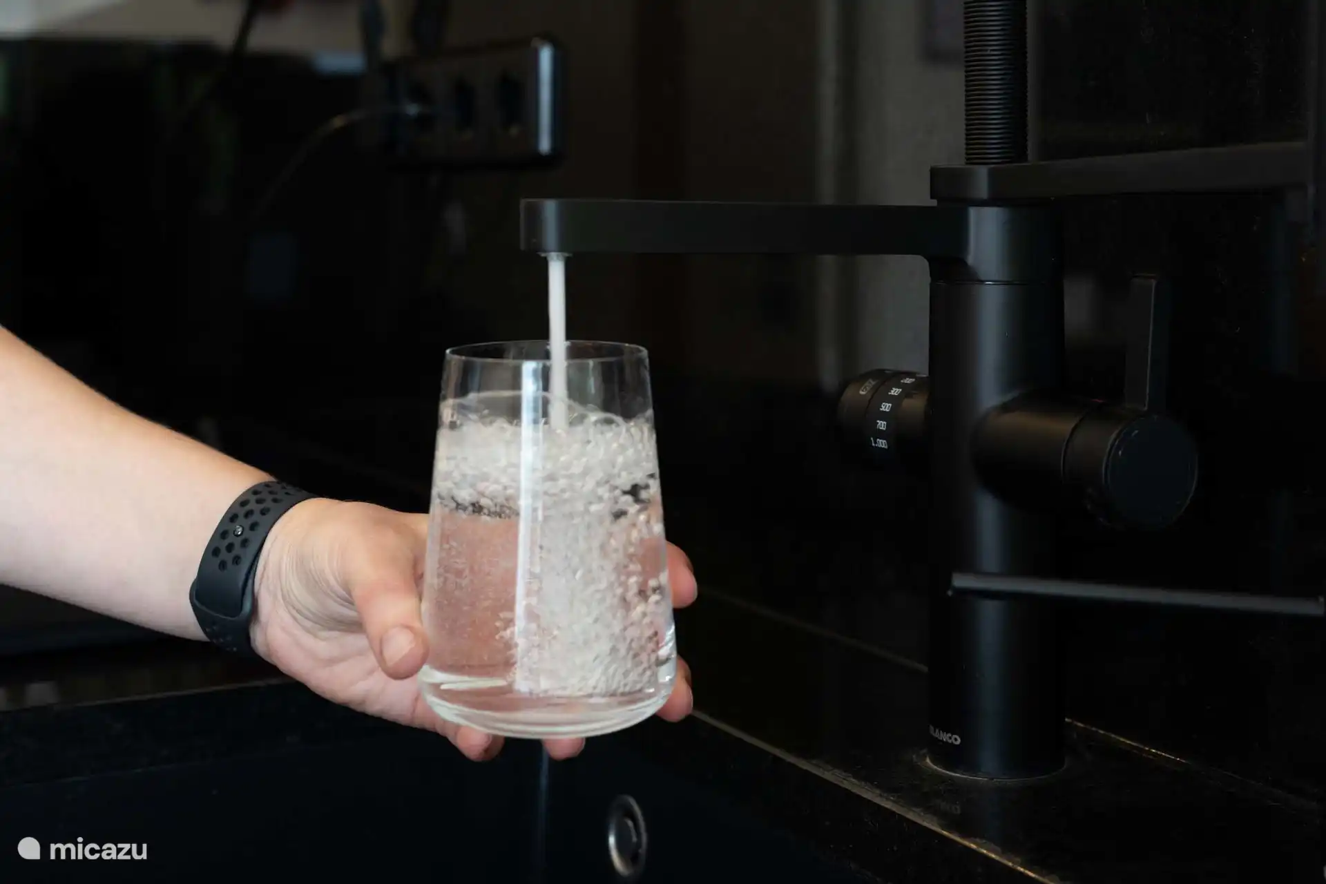 Sparkling water dispenser