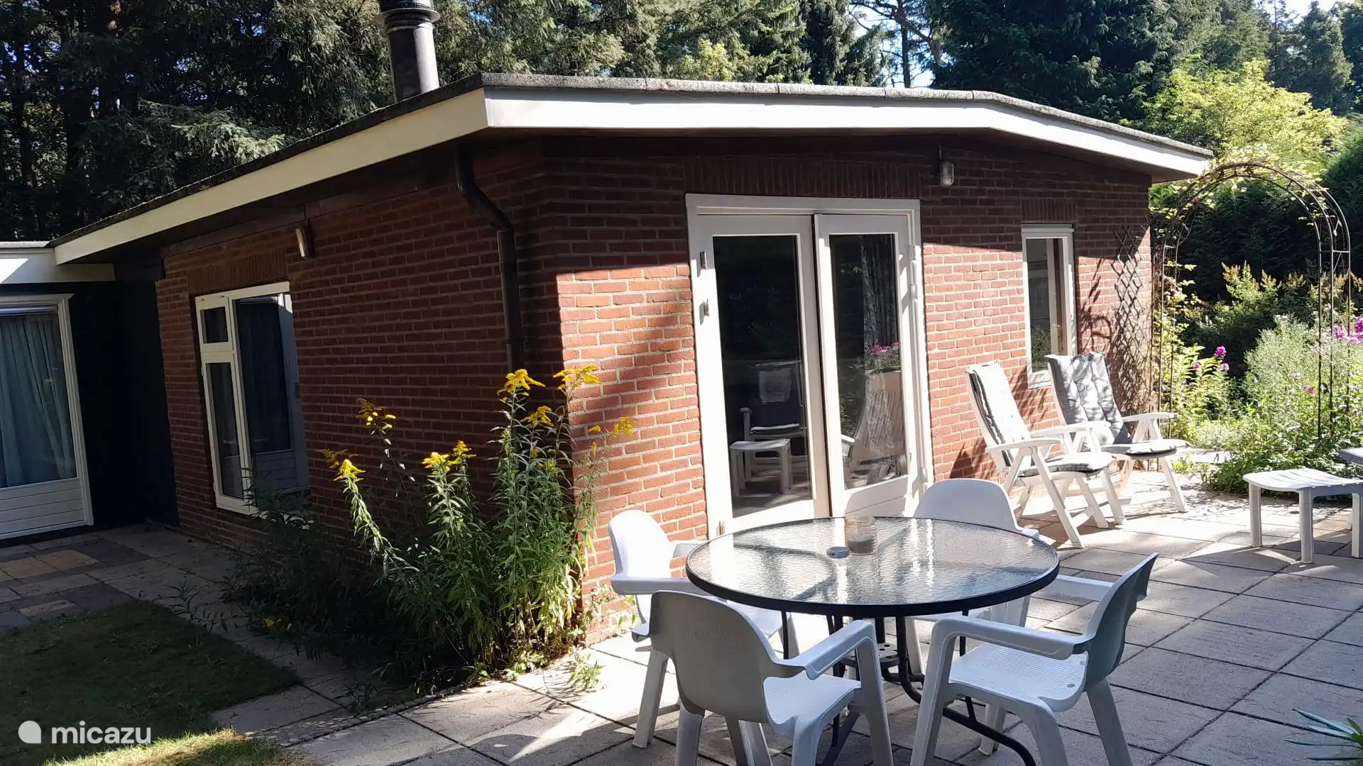 Een van de drie terrassen, omgeven door de natuur. Altijd wel een comfortabel plekje buiten.