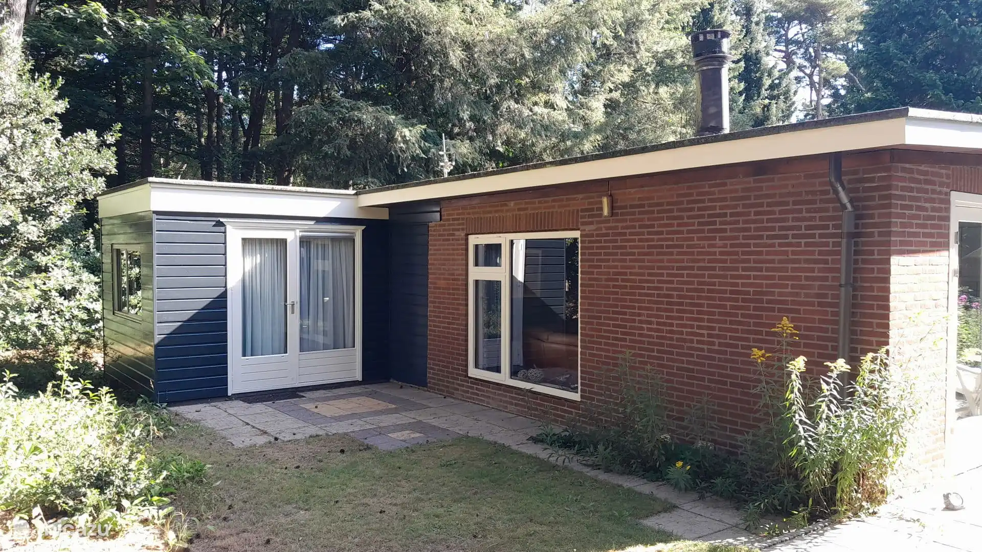 Nog een terras in de luwte. Ook hier kijk je zo het bos in.