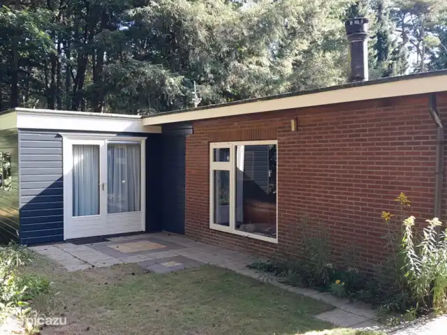 casa vacacional en Países Bajos, Güeldres, Beekbergen – Cabaña en el bosque Beekbergen Otra terraza a sotavento. Aquí también puedes mirar directamente al bosque.