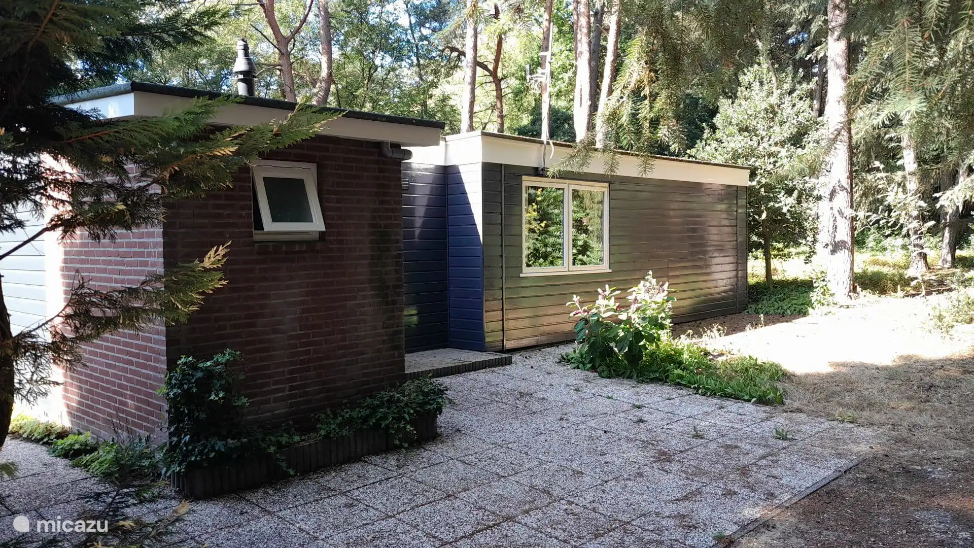 Eigen parkeerplaats achter het huis.