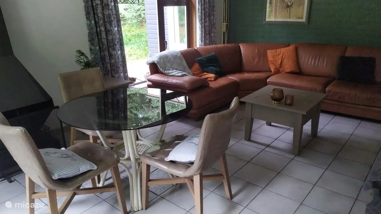 Zeer ruime woonkamer met comfortabele hoekbank