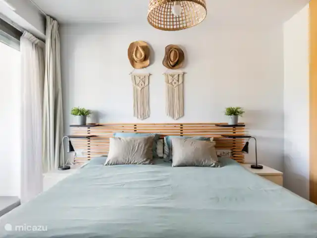 Location de Vacances Espagne, Costa del Sol, Mijas Costa, appartement - Sense-sol Chambre principale avec placard et couloir menant à la salle de bain attenante, avec climatisation intégrée