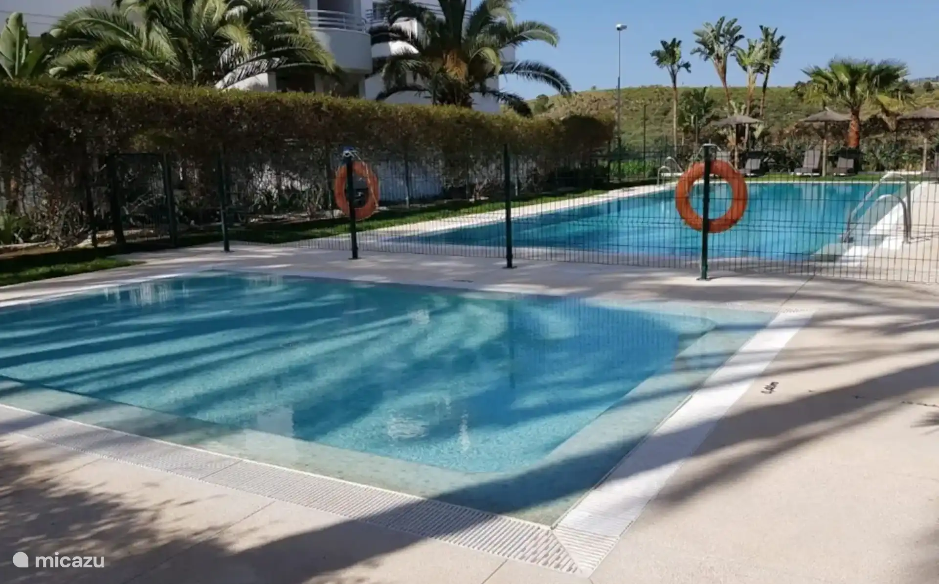 Deuxième piscine à 200 m de l’appartement. Profondeur 1,1 m à 2,4 m, avec bassin séparé pour bébé (0,4 m). Clôturé, accès par balise, avec solarium, parasols fixes et transats. Pris sous un angle différent