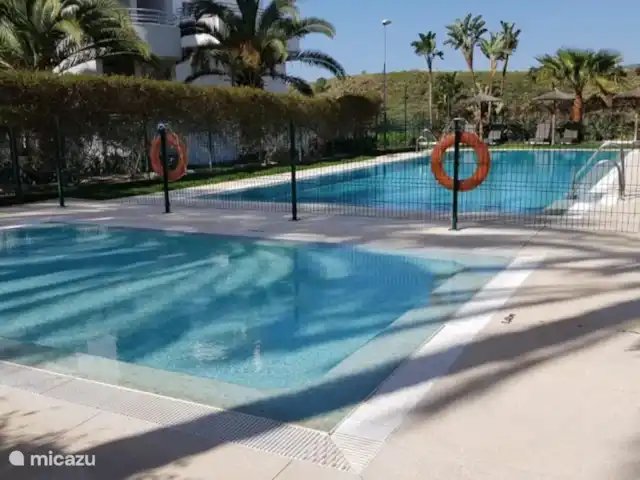 Location de Vacances Espagne, Costa del Sol, Mijas Costa, appartement - Sense-sol Deuxième piscine à 200 m de l’appartement. Profondeur 1,1 m à 2,4 m, avec bassin séparé pour bébé (0,4 m). Clôturé, accès par balise, avec solarium, parasols fixes et transats. Pris sous un angle différent