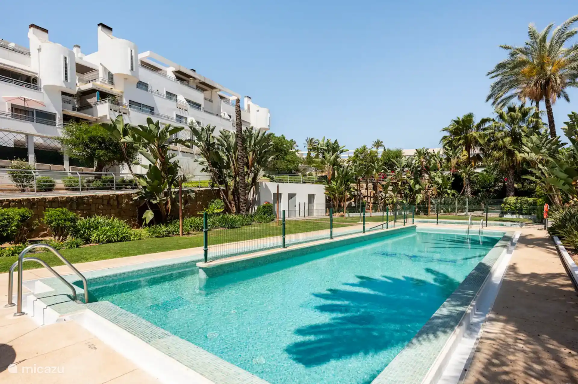 Troisième piscine à 50 m de l’appartement. Accessible en fauteuil roulant, profondeur 1,4 m avec pataugeoire (0,4 m). Clôturé, accès par balise, avec solarium, parasols fixes et transats. Pris sous un angle différent.