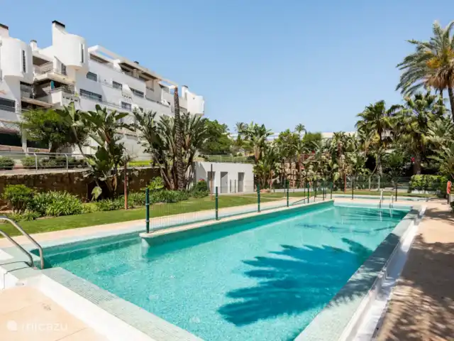 Location de Vacances Espagne, Costa del Sol, Mijas Costa, appartement - Sense-sol Troisième piscine à 50 m de l’appartement. Accessible en fauteuil roulant, profondeur 1,4 m avec pataugeoire (0,4 m). Clôturé, accès par balise, avec solarium, parasols fixes et transats. Pris sous un angle différent.