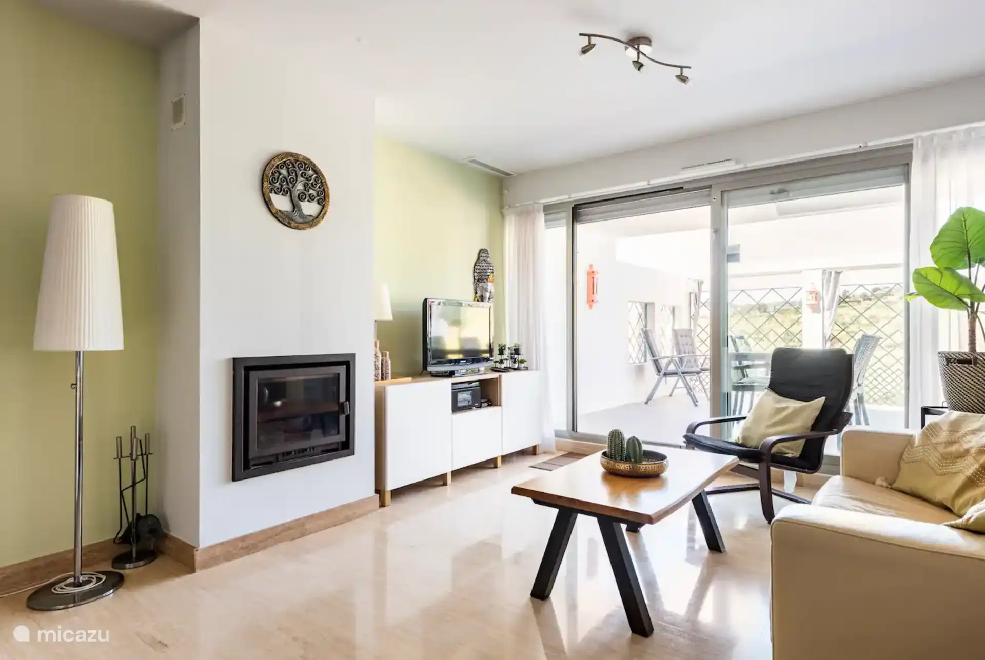 Salon, coin salon avec TV et cheminée