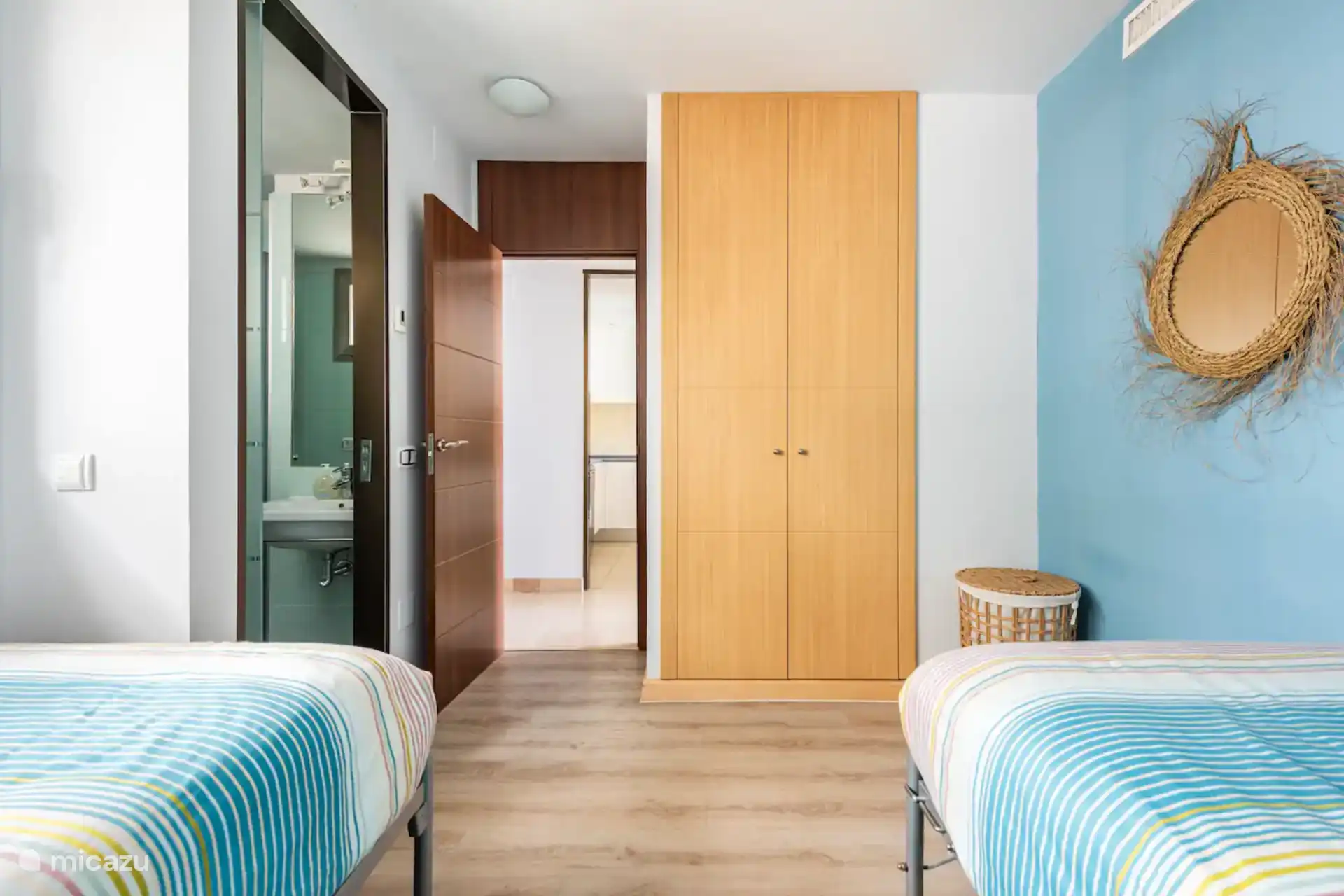 Deux lits simples (connexion possible avec le pont supérieur en mousse à mémoire de forme), table et armoire intégrée. Photo prise sous un angle différent. Équipé de la climatisation intégrée.