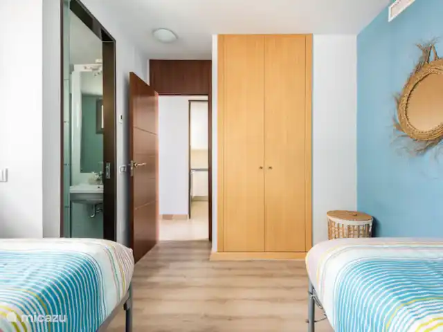 Location de Vacances Espagne, Costa del Sol, Mijas Costa, appartement - Sense-sol Deux lits simples (connexion possible avec le pont supérieur en mousse à mémoire de forme), table et armoire intégrée. Photo prise sous un angle différent. Équipé de la climatisation intégrée.