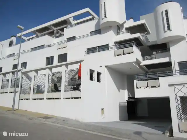 Location de Vacances Espagne, Costa del Sol, Mijas Costa, appartement - Sense-sol Vue extérieure de la terrasse avec passage direct vers le parking privé. Accès facile par télécommande, pratique et sûr pour votre voiture.