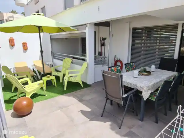 Location de Vacances Espagne, Costa del Sol, Mijas Costa, appartement - Sense-sol Terrasse
Terrasse sud-ouest avec table pour 6 personnes, coin salon partiellement couvert sur gazon artificiel. Accès par le salon, la chambre principale et les escaliers à la troisième chambre et au parking privé. Séchoir et parasol