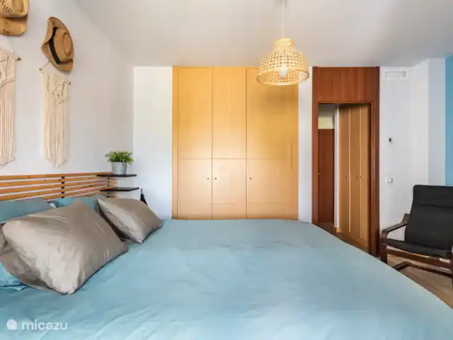 Location de Vacances Espagne, Costa del Sol, Mijas Costa, appartement - Sense-sol Chambre principale avec placard et couloir menant à la salle de bain attenante, avec climatisation intégrée